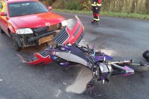 Při nehodě osobáku a motocyklu došlo ke zranění motocyklisty