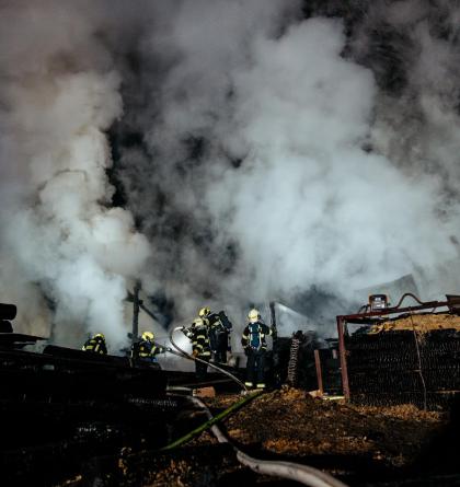 Noční požár pily v Čeladné zaměstnal hasiče