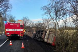 U obce Lukov hasiči zasahovali u havarovaného kamionu