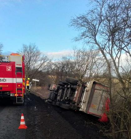 U obce Lukov hasiči zasahovali u havarovaného kamionu