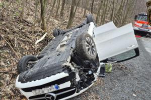 Po nehodě u Chvalčova skončil osobní automobil na střeše