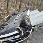 Po nehodě u Chvalčova skončil osobní automobil na střeše Po nehodě u Chvalčova skončil osobní automobil na střeše