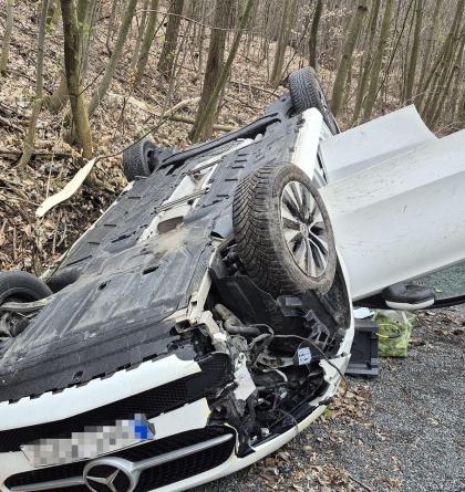 Po nehodě u Chvalčova skončil  osobní automobil na střeše