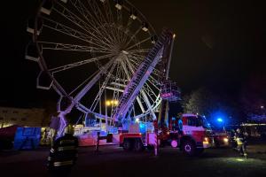 Hasiči s pomocí výškové techniky zachraňovali lidi uvízlé na ruském kole