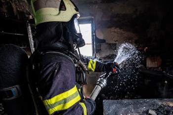 Dvě intoxikované osoby při požáru kuchyně