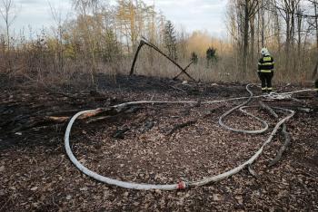 Požár lesního porostu v obci Dolany, byl povolán vrtulník na hašení