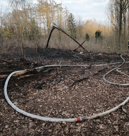 Požár lesního porostu v obci Dolany, byl povolán vrtulník na hašení