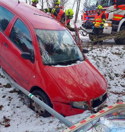 Karlovarsko: Dvě dopravní nehody, dvě zraněné osoby