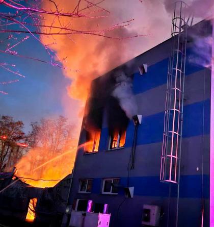 V Pardubicích zasahovalo 12 jednotek u požáru skladovací haly