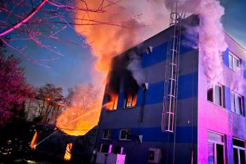 V Pardubicích zasahovalo 12 jednotek u požáru skladovací haly