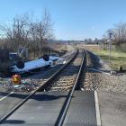 Vlak odhodil auto mimo trať, jedna osoba byla zraněna