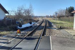 Vlak odhodil auto mimo trať, jedna osoba byla zraněna