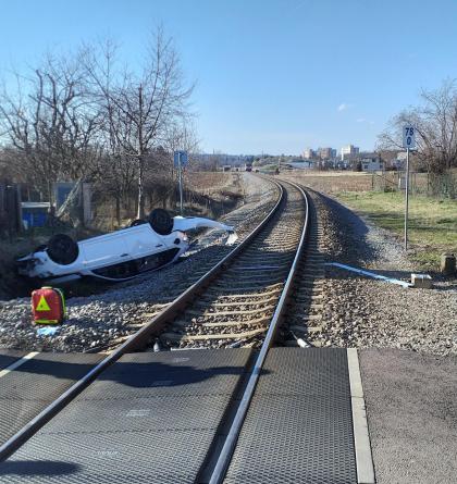 Vlak odhodil auto mimo trať, jedna osoba byla zraněna