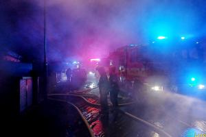 Při požáru garáže u rodinného domu hrozil výbuch, za vše mohla elektrokoloběžka