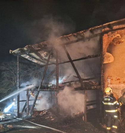 Čeští a polští hasiči likvidovali požár ve Zlatých Horách na Jesenicku