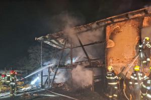 Čeští a polští hasiči likvidovali požár ve Zlatých Horách na Jesenicku