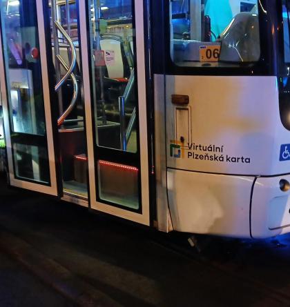 Chodkyně v Plzni skončila pod tramvají