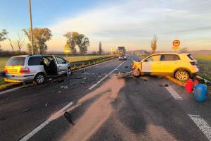Na silnici II/611 u odbočky na Stěžery došlo ke střetu tří osobních vozidel