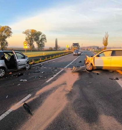 Na silnici II/611 u odbočky na Stěžery došlo ke střetu tří osobních vozidel