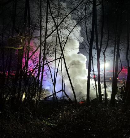 Tragický noční požár v Provodově: V plamenech zahynul člověk