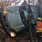 Hasiči vyprošťovali zraněnou osobu z havarovaného vozidla