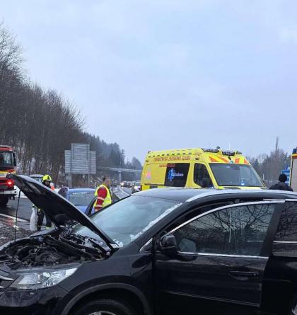 Silnici I/35 ve směru na Liberec u Hodkovic zablokovala nehoda dvou aut