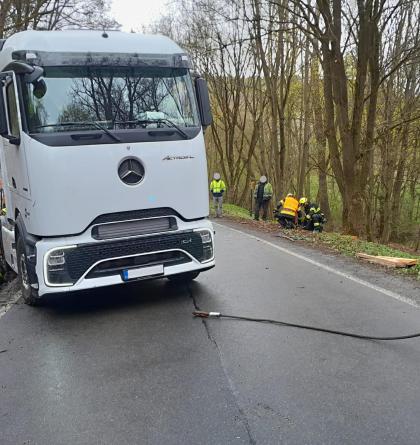 Tahač s cisterným návěsem plného vápna skončil v příkopu