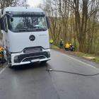 Tahač s cisterným návěsem plného vápna skončil v příkopu