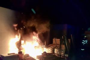 Na severu Prahy hasiči likvidovali požár stavebního materiálu a zateplení domu