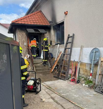 Hasiči zlikvidovali požár v rodinném domě v Novém Bydžově