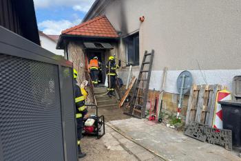 Hasiči zlikvidovali požár v rodinném domě v Novém Bydžově