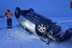 Auto skončilo na střeše, řidič v péči zdravotnické záchranné služby
