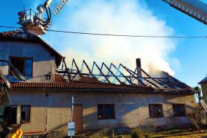 Požár střechy rodinného domu v obci Krouna zaměstnal deset jednotek