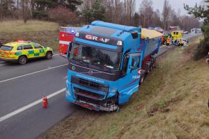 Po nehodě kamionu a osobního auta museli hasiči použít hydrauliku