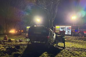 Auto skončilo po nárazu do stromu na střeše mimo komunikaci