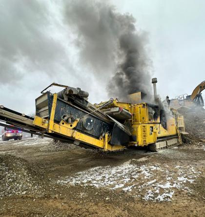 Na stavbě Pražského okruhu u obce Kolovraty hořel velký zemní stroj