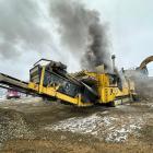 Na stavbě Pražského okruhu u obce Kolovraty hořel velký zemní stroj