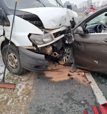 Při střetu dodávky a osobního auta se zranili tři lidé