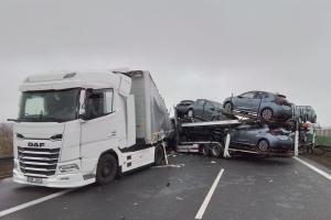 Na dálnici D8 u obce Krásný Les havarovala tři nákladní auta