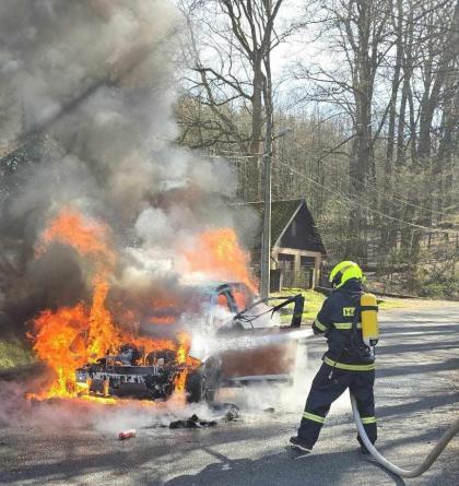 Hasiči likvidovali v Liberci-Machníně požár osobního auta