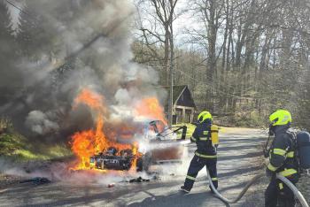 Hasiči likvidovali v Liberci-Machníně požár osobního auta