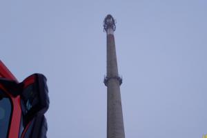 Mladík na 90metrovém komínu