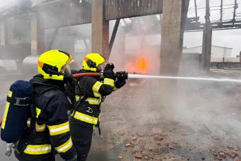 Při po žáru průmyslového objektu v obci Dolní Roveň byla zraněna jedna osoba