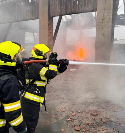 Při po žáru průmyslového objektu v obci Dolní Roveň byla zraněna jedna osoba