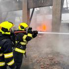 Při po žáru průmyslového objektu v obci Dolní Roveň byla zraněna jedna osoba