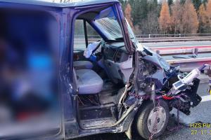 Na dálnici D5 ve směru na Rozvadov došlo k nehodě kamionu a dodávky