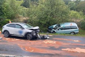Při nehodě dvou osobních automobilů v obci Ořech došlo ke zranění dvou osob