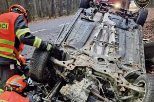 Auto skončilo na střeše, ale nikdo se nezranil