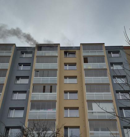 Oheň vyhnal obyvatele z bytového domu