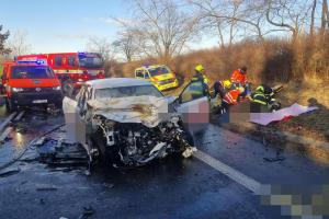 Po nehodě u obce Bystřice auto začalo hořet